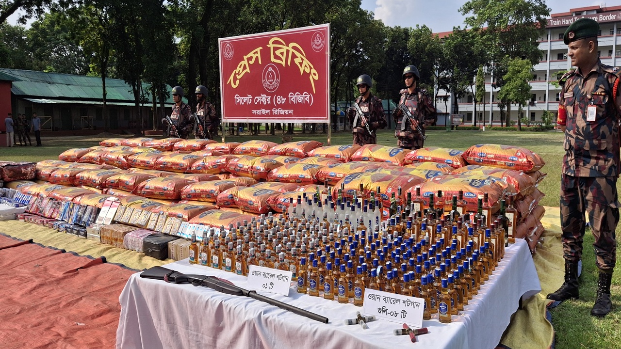 সিলেট সীমান্তে অস্ত্রসহ ১ কোটি ৭০ লাখ টাকার ভারতীয় পণ্য জব্দ